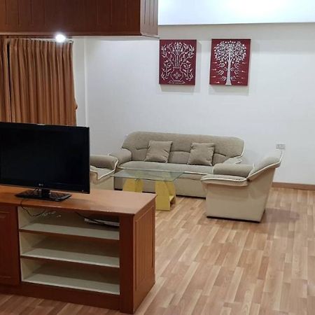 Jolly Guesthouse & Restaurant Паттайя Экстерьер фото