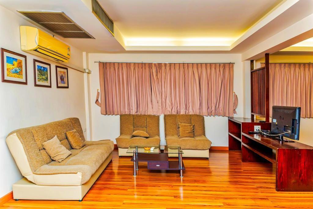 Jolly Guesthouse & Restaurant Паттайя Экстерьер фото
