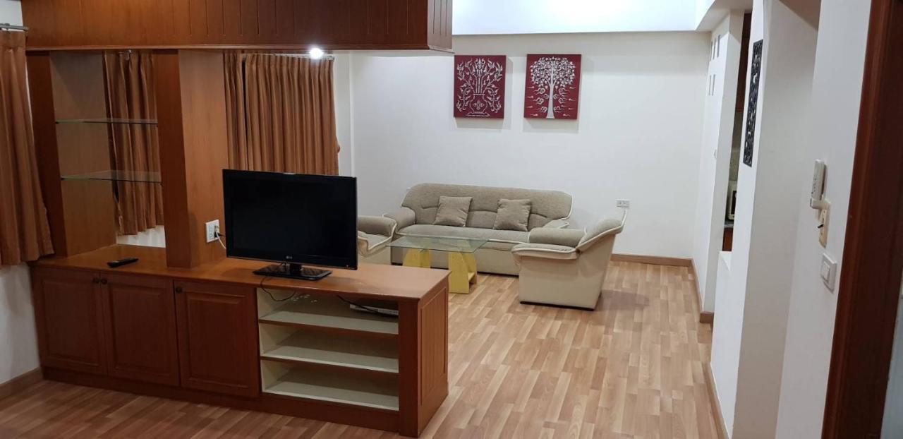 Jolly Guesthouse & Restaurant Паттайя Экстерьер фото