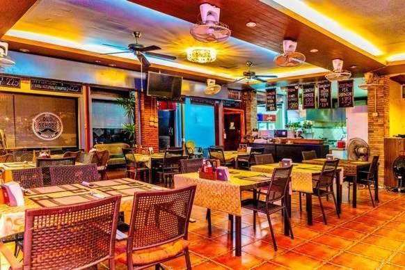 Jolly Guesthouse & Restaurant Паттайя Экстерьер фото