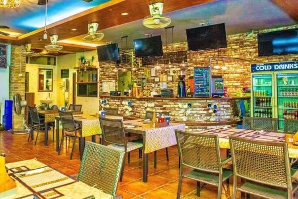 Jolly Guesthouse & Restaurant Паттайя Экстерьер фото