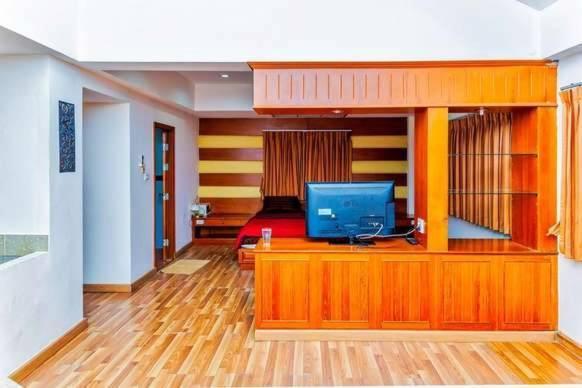 Jolly Guesthouse & Restaurant Паттайя Экстерьер фото