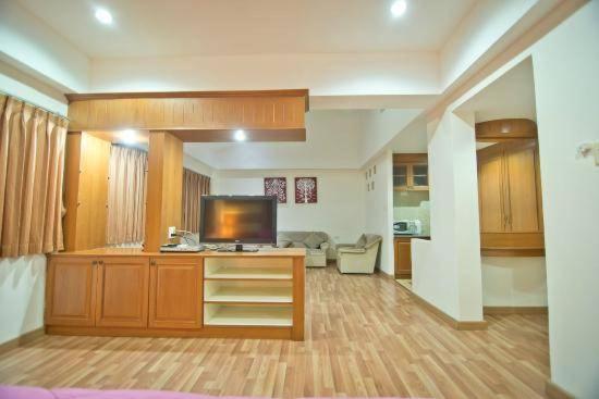 Jolly Guesthouse & Restaurant Паттайя Экстерьер фото